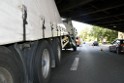 LKW blieb unter Bruecke haengen Koeln Ehrenfeld Innere Kanalstr Hornstr P094